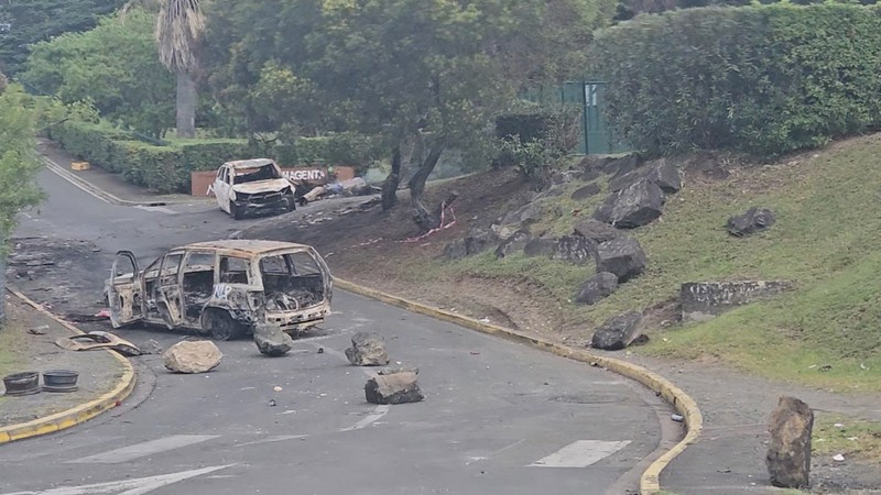 Pemandangan mobil-mobil yang terbakar di jalan, di tengah protes yang dipicu oleh kemarahan di kalangan penduduk asli Kanak atas amandemen konstitusi yang disetujui di Prancis yang akan mengubah siapa yang diizinkan untuk berpartisipasi dalam pemilu, yang dikhawatirkan oleh para pemimpin lokal akan melemahkan suara Kanak, di Noumea, New Kaledonia, 21 Mei 2024, dalam tangkapan layar ini diperoleh dari video media sosial. Pemandangan mobil-mobil yang terbakar di jalan, di tengah protes yang dipicu oleh kemarahan di kalangan penduduk asli Kanak atas amandemen konstitusi yang disetujui di Prancis yang akan mengubah siapa yang diizinkan untuk berpartisipasi dalam pemilu, yang dikhawatirkan oleh para pemimpin lokal akan melemahkan suara Kanak, di Noumea, New Kaledonia, 21 Mei 2024, dalam tangkapan layar ini diperoleh dari video media sosial. (Instagram @ericpaidjan/via REUTERS)