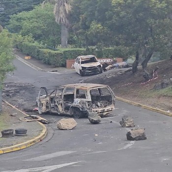Situasi Genting! Potret Chaos Negara Dekat RI, Mobil-Mobil Dibakar
