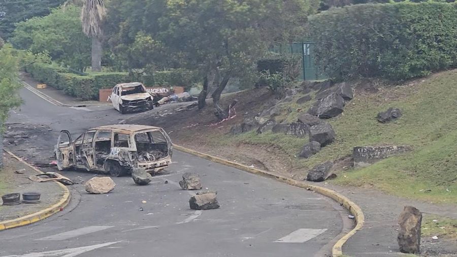 Pemandangan mobil-mobil yang terbakar di jalan, di tengah protes yang dipicu oleh kemarahan di kalangan penduduk asli Kanak atas amandemen konstitusi yang disetujui di Prancis yang akan mengubah siapa yang diizinkan untuk berpartisipasi dalam pemilu, yang dikhawatirkan oleh para pemimpin lokal akan melemahkan suara Kanak, di Noumea, New Kaledonia, 21 Mei 2024, dalam tangkapan layar ini diperoleh dari video media sosial. (Instagram @ericpaidjan/via REUTERS)