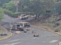 Situasi Genting! Potret Chaos Negara Dekat RI, Mobil-Mobil Dibakar