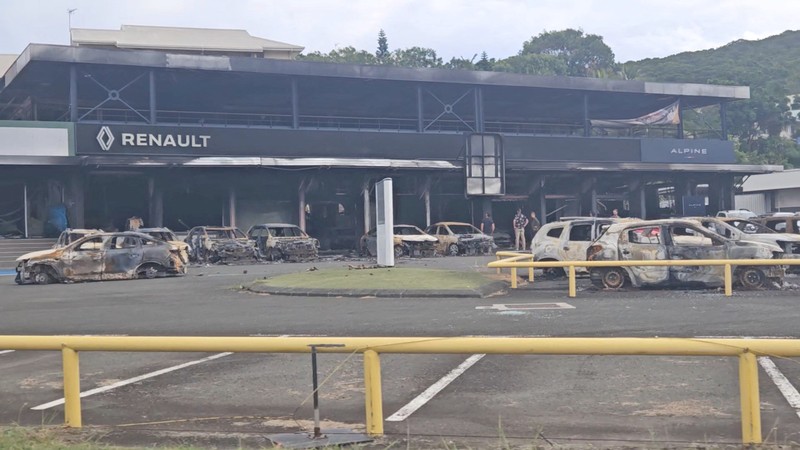Pemandangan mobil-mobil yang terbakar di jalan, di tengah protes yang dipicu oleh kemarahan di kalangan penduduk asli Kanak atas amandemen konstitusi yang disetujui di Prancis yang akan mengubah siapa yang diizinkan untuk berpartisipasi dalam pemilu, yang dikhawatirkan oleh para pemimpin lokal akan melemahkan suara Kanak, di Noumea, New Kaledonia, 21 Mei 2024, dalam tangkapan layar ini diperoleh dari video media sosial. Pemandangan mobil-mobil yang terbakar di jalan, di tengah protes yang dipicu oleh kemarahan di kalangan penduduk asli Kanak atas amandemen konstitusi yang disetujui di Prancis yang akan mengubah siapa yang diizinkan untuk berpartisipasi dalam pemilu, yang dikhawatirkan oleh para pemimpin lokal akan melemahkan suara Kanak, di Noumea, New Kaledonia, 21 Mei 2024, dalam tangkapan layar ini diperoleh dari video media sosial. (Instagram @ericpaidjan/via REUTERS)