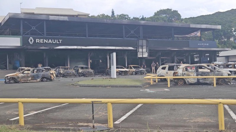 Pemandangan mobil-mobil yang terbakar di jalan, di tengah protes yang dipicu oleh kemarahan di kalangan penduduk asli Kanak atas amandemen konstitusi yang disetujui di Prancis yang akan mengubah siapa yang diizinkan untuk berpartisipasi dalam pemilu, yang dikhawatirkan oleh para pemimpin lokal akan melemahkan suara Kanak, di Noumea, New Kaledonia, 21 Mei 2024, dalam tangkapan layar ini diperoleh dari video media sosial. (Instagram @ericpaidjan/via REUTERS)