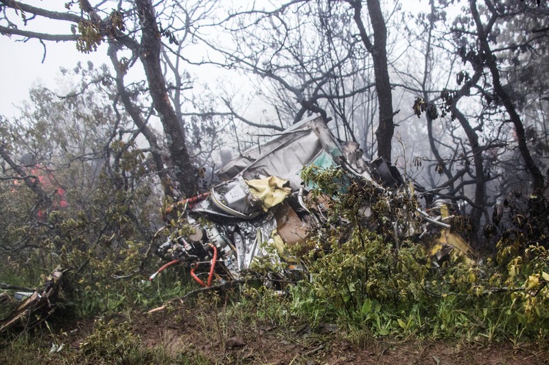 Tim penyelamat bekerja setelah jatuhnya helikopter yang membawa Presiden Iran Ebrahim Raisi, di Varzaqan, Provinsi Azerbaijan Timur, Iran, 20 Mei 2024. Tim penyelamat bekerja setelah jatuhnya helikopter yang membawa Presiden Iran Ebrahim Raisi, di Varzaqan, Provinsi Azerbaijan Timur, Iran, 20 Mei 2024. (Stringer/WANA (West Asia News Agency) via REUTERS)