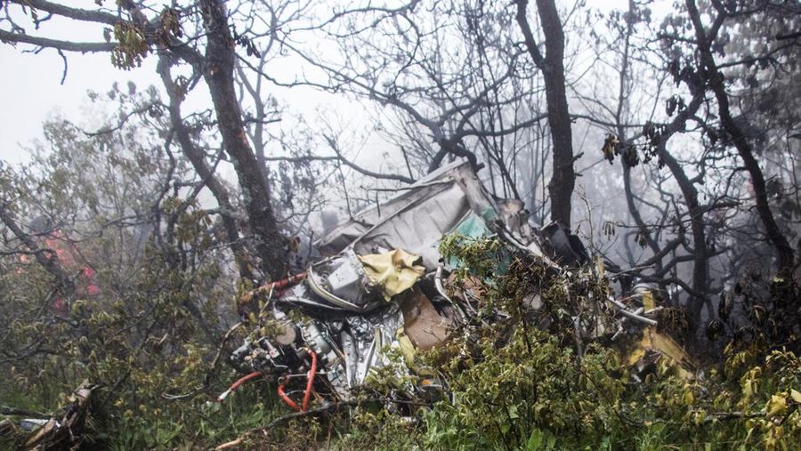 Pemandangan puing-puing helikopter Presiden Iran Ebrahim Raisi di lokasi kecelakaan di sebuah gunung di daerah Varzaghan, barat laut Iran, 20 Mei 2024. (Stringer/WANA (West Asia News Agency) via REUTERS)