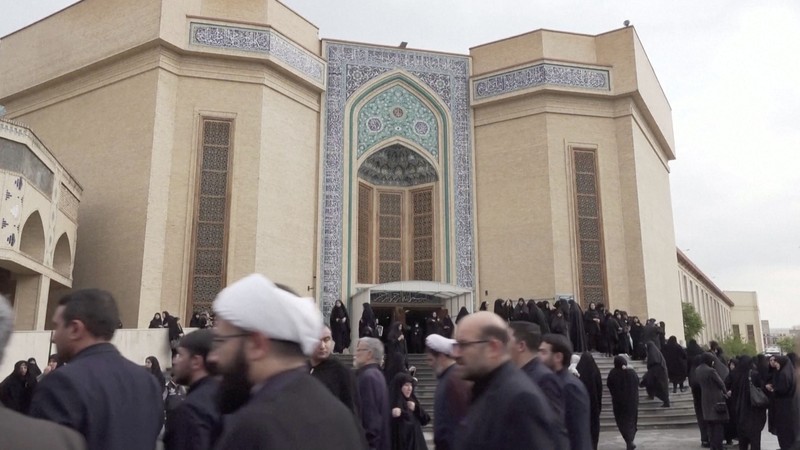 Pemerintah Iran langsung mempersiapkan prosesi pemakaman untuk Presiden Ebrahim Raisi yang meninggal pada Senin (20/5/2024). (Tangkapan Layar Video Reuters/POOL VIA WANA)