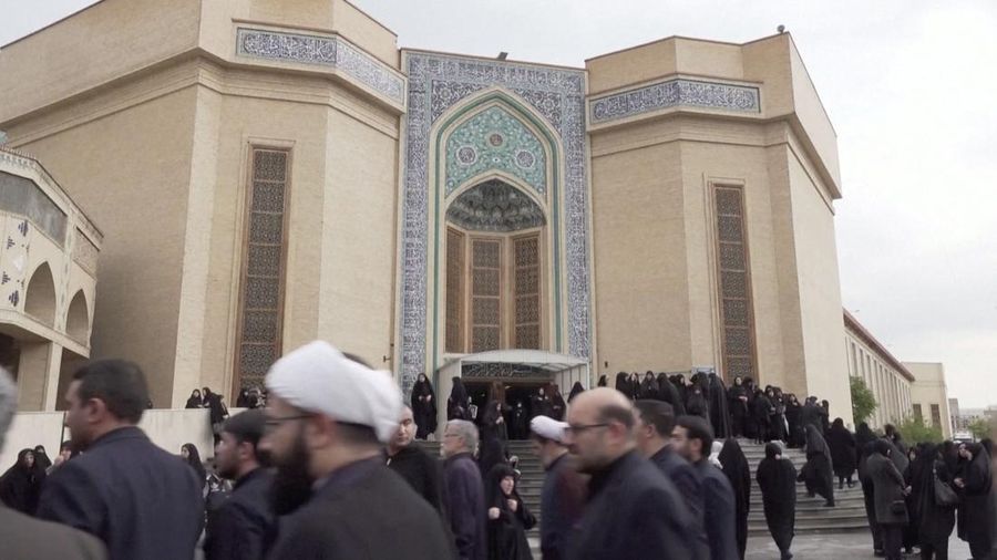 Pemerintah Iran langsung mempersiapkan prosesi pemakaman untuk Presiden Ebrahim Raisi yang meninggal pada Senin (20/5/2024). (Tangkapan Layar Video Reuters/POOL VIA WANA)
