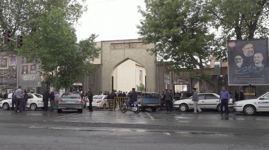 Pemerintah Iran langsung mempersiapkan prosesi pemakaman untuk Presiden Ebrahim Raisi yang meninggal pada Senin (20/5/2024). (Tangkapan Layar Video Reuters/POOL VIA WANA)