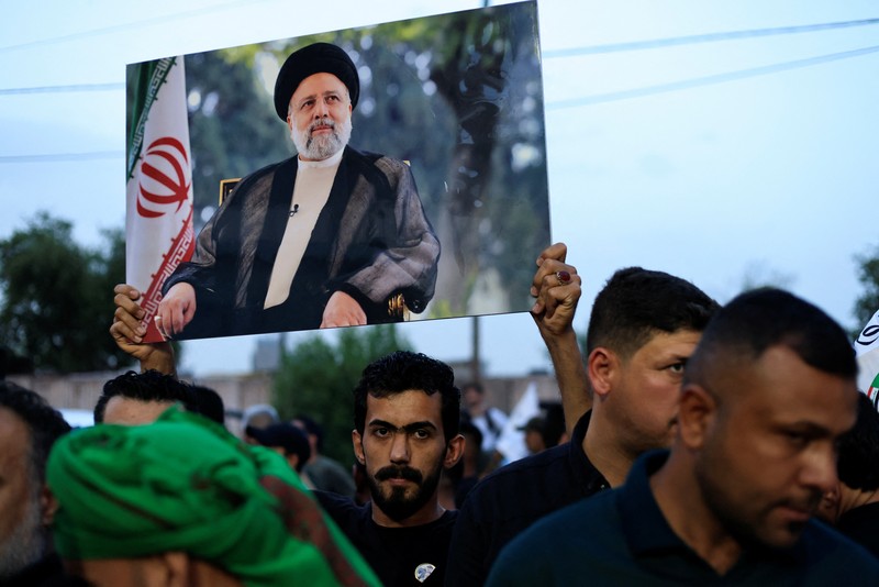 Orang-orang berkumpul untuk berduka atas meninggalnya mendiang Presiden Iran Ebrahim Raisi, di Teheran, Iran 20 Mei 2024. Orang-orang berkumpul untuk berduka atas meninggalnya mendiang Presiden Iran Ebrahim Raisi, di Teheran, Iran 20 Mei 2024. (Majid Asgaripour/WANA (West Asia News Agency) via REUTERS)