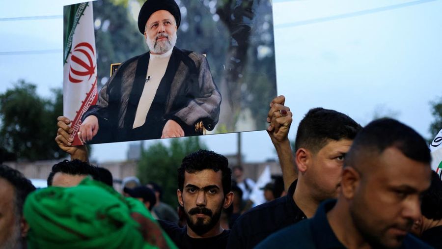 Orang-orang berkumpul untuk berduka atas meninggalnya mendiang Presiden Iran Ebrahim Raisi, di Teheran, Iran 20 Mei 2024. (Majid Asgaripour/WANA (West Asia News Agency) via REUTERS)