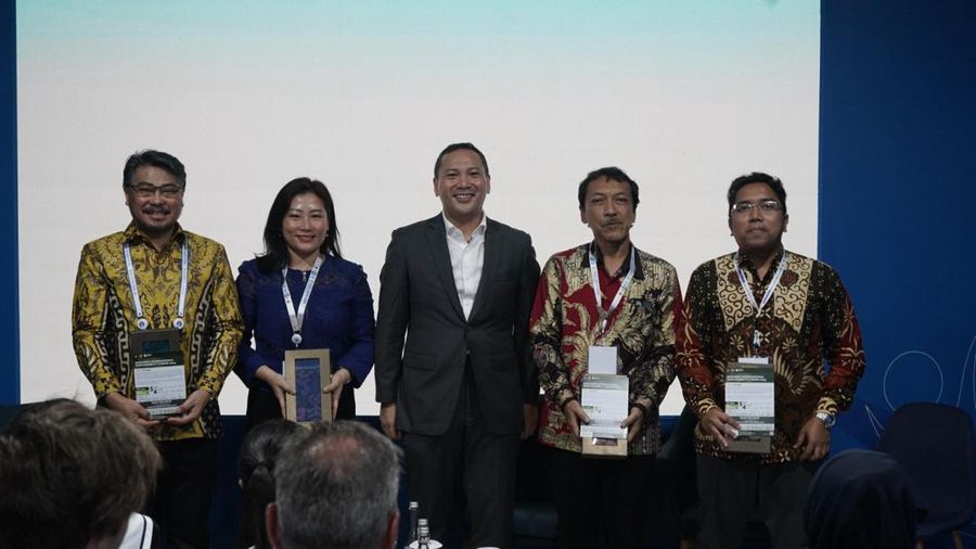 CEO Pertamina NRE, John Anis (paling kiri) berfoto bersama dengan Deputi Bidang Koordinasi Infrastruktur dan Transportasi Kementerian Koordinator Bidang Maritim dan Investasi Rachmat Kaimuddin (tengah) dalam diskusi di gelaran World Water Forum ke-10 di Badung, Senin (20/5).
