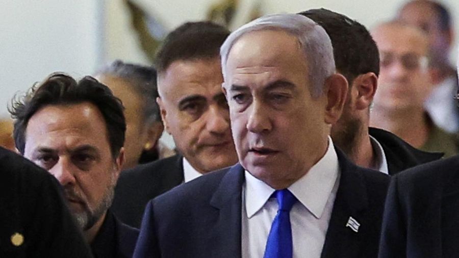 Perdana Menteri Israel Benjamin Netanyahu tiba di pertemuan faksi partai Likud di Knesset, parlemen Israel, di Yerusalem 20 Mei 2024. (REUTERS/ Ronen Zvulun)