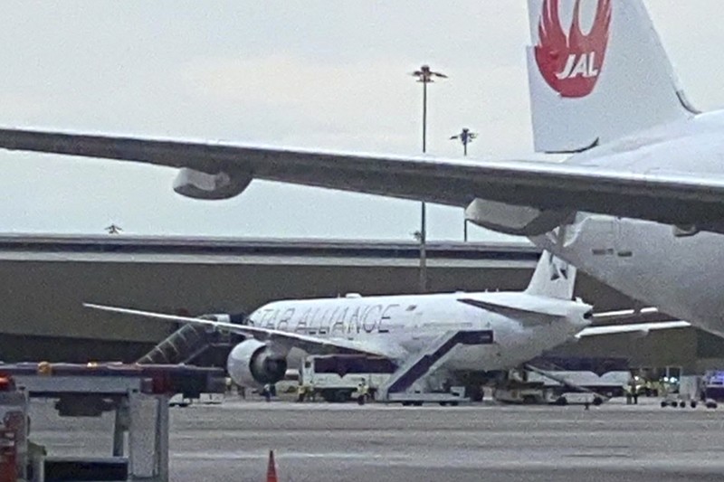 Pesawat Boeing 777-300ER milik Singapore Airlines, penerbangan SQ321 dari Heathrow terlihat di landasan setelah meminta pendaratan darurat di bandara Internasional Suvarnabhumi Bangkok, Thailand, Selasa, 21 Mei 2024. (AP/Pongsakorn Rodphai)