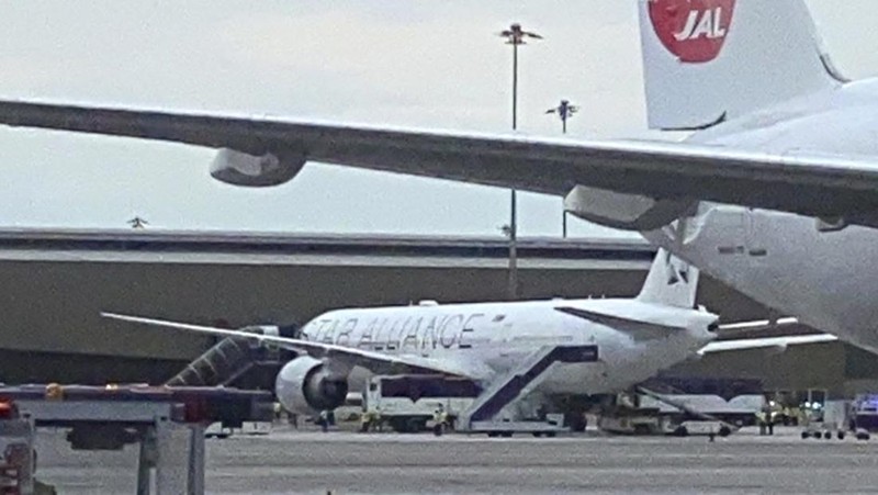 Pesawat Boeing 777-300ER milik Singapore Airlines, penerbangan SQ321 dari Heathrow terlihat di landasan setelah meminta pendaratan darurat di bandara Internasional Suvarnabhumi Bangkok, Thailand, Selasa, 21 Mei 2024. (AP/Pongsakorn Rodphai)