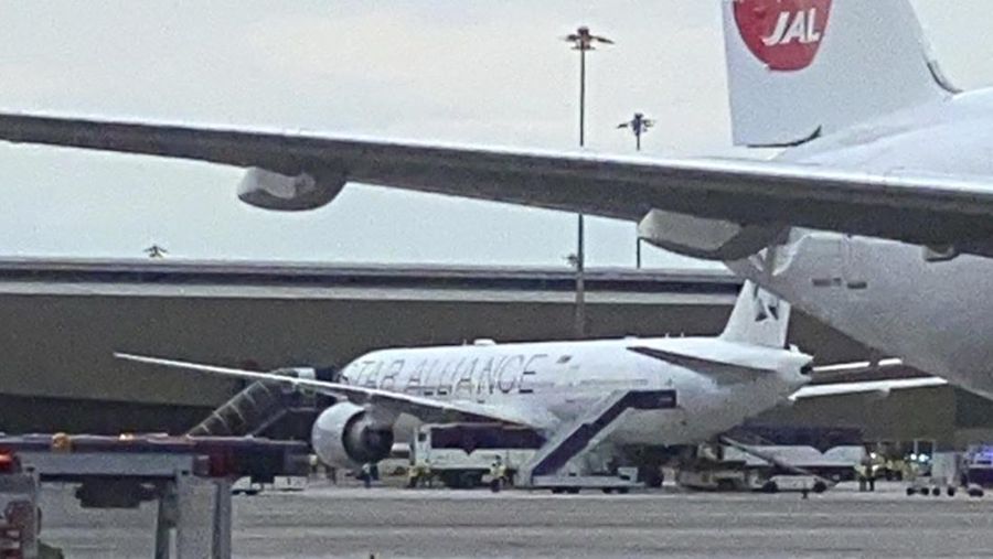 Pesawat Boeing 777-300ER milik Singapore Airlines, penerbangan SQ321 dari Heathrow terlihat di landasan setelah meminta pendaratan darurat di bandara Internasional Suvarnabhumi Bangkok, Thailand, Selasa, 21 Mei 2024. (AP/Pongsakorn Rodphai)
