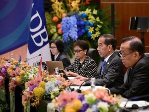 Di Depan Bos ADB, Jokowi Jamin Pensiun Dini PLTU Batu Bara Jalan