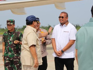 Mendarat di Padang, Prabowo Dua Kali Tanyakan Pratama Arhan ke Andre Rosiade