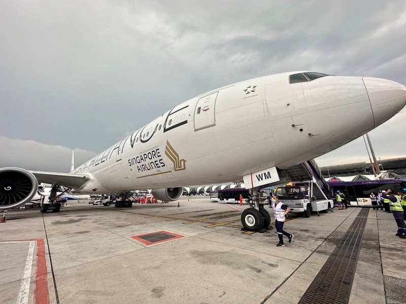 Pesawat Boeing 777-300ER milik Singapore Airlines, penerbangan SQ321 dari Heathrow terlihat di landasan setelah meminta pendaratan darurat di bandara Internasional Suvarnabhumi Bangkok, Thailand, Selasa, 21 Mei 2024. (AP/Pongsakorn Rodphai) Pesawat Boeing 777-300ER milik Singapore Airlines, penerbangan SQ321 dari Heathrow terlihat di landasan setelah meminta pendaratan darurat di bandara Internasional Suvarnabhumi Bangkok, Thailand, Selasa, 21 Mei 2024. (AP/Pongsakorn Rodphai)