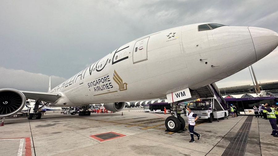 Penumpang pesawat SQ321 dari London yang mengalami turbulensi hebat yang mengakibatkan satu korban jiwa dan beberapa luka-luka serta melakukan pendaratan darurat di Bandara Suvarnabhumi di Bangkok, tiba di Bandara Changi di Singapura 22 Mei 2024. (SPH/The Straits Times/Ariffin Jamar via REUTERS)