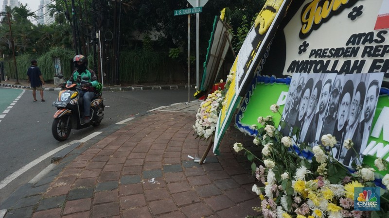 Sederet karangan bunga menghiasi depan Kantor Kedutaan Besar Iran, Jakarta, Selasa (21/5/2024). Karangan bunga tersebut untuk memberikan bela sungkawa atas insiden meninggalnya Presiden Iran, Menteri Luar Negeri, beserta rombongan. (CNBC Indonesia/Muhammad Sabki)