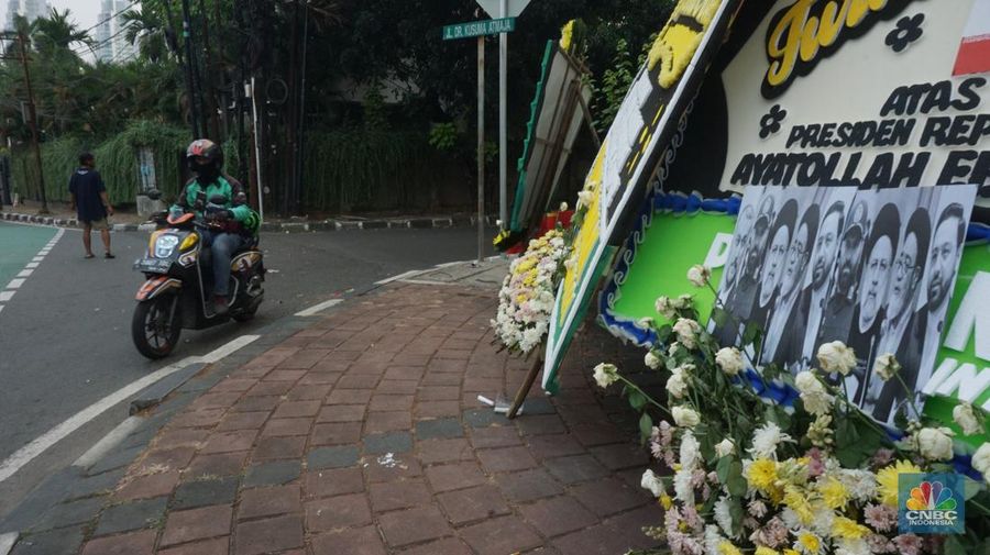 Sederet karangan bunga menghiasi depan Kantor Kedutaan Besar Iran, Jakarta, Selasa (21/5/2024). Karangan bunga tersebut untuk memberikan bela sungkawa atas insiden meninggalnya Presiden Iran, Menteri Luar Negeri, beserta rombongan. (CNBC Indonesia/Muhammad Sabki)