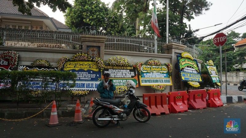 Sederet karangan bunga menghiasi depan Kantor Kedutaan Besar Iran, Jakarta, Selasa (21/5/2024). Karangan bunga tersebut untuk memberikan bela sungkawa atas insiden meninggalnya Presiden Iran, Menteri Luar Negeri, beserta rombongan. (CNBC Indonesia/Muhammad Sabki)