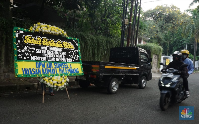 Sederet karangan bunga menghiasi depan Kantor Kedutaan Besar Iran, Jakarta, Selasa (21/5/2024). Karangan bunga tersebut untuk memberikan bela sungkawa atas insiden meninggalnya Presiden Iran, Menteri Luar Negeri, beserta rombongan. (CNBC Indonesia/Muhammad Sabki) Sederet karangan bunga menghiasi depan Kantor Kedutaan Besar Iran, Jakarta, Selasa (21/5/2024). Karangan bunga tersebut untuk memberikan bela sungkawa atas insiden meninggalnya Presiden Iran, Menteri Luar Negeri, beserta rombongan. (CNBC Indonesia/Muhammad Sabki)
