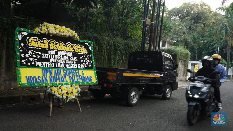 Sederet karangan bunga menghiasi depan Kantor Kedutaan Besar Iran, Jakarta, Selasa (21/5/2024). Karangan bunga tersebut untuk memberikan bela sungkawa atas insiden meninggalnya Presiden Iran, Menteri Luar Negeri, beserta rombongan. (CNBC Indonesia/Muhammad Sabki)