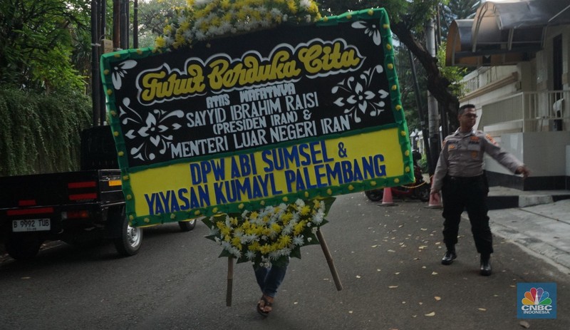 Sederet karangan bunga menghiasi depan Kantor Kedutaan Besar Iran, Jakarta, Selasa (21/5/2024). Karangan bunga tersebut untuk memberikan bela sungkawa atas insiden meninggalnya Presiden Iran, Menteri Luar Negeri, beserta rombongan. (CNBC Indonesia/Muhammad Sabki) Sederet karangan bunga menghiasi depan Kantor Kedutaan Besar Iran, Jakarta, Selasa (21/5/2024). Karangan bunga tersebut untuk memberikan bela sungkawa atas insiden meninggalnya Presiden Iran, Menteri Luar Negeri, beserta rombongan. (CNBC Indonesia/Muhammad Sabki)