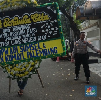 Presiden Tewas Kecelakaan, Karangan Bunga Berjejer di Kedubes Iran