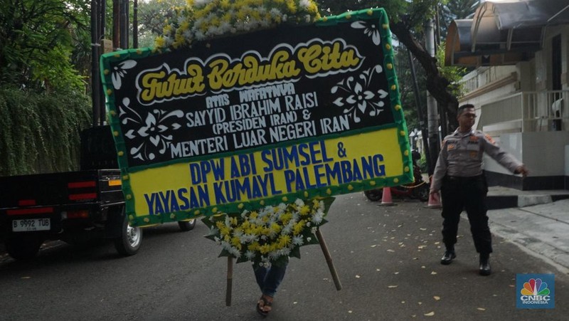 Sederet karangan bunga menghiasi depan Kantor Kedutaan Besar Iran, Jakarta, Selasa (21/5/2024). Karangan bunga tersebut untuk memberikan bela sungkawa atas insiden meninggalnya Presiden Iran, Menteri Luar Negeri, beserta rombongan. (CNBC Indonesia/Muhammad Sabki)
