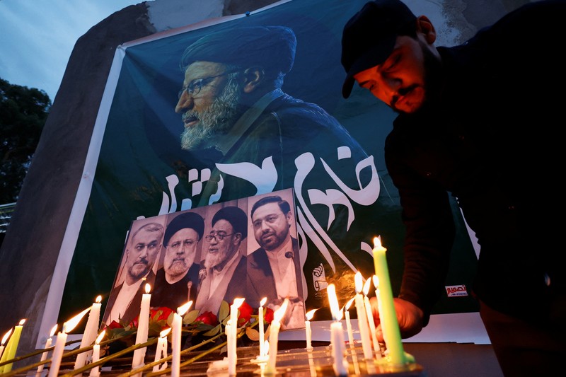 Orang-orang berkumpul untuk berduka atas meninggalnya mendiang Presiden Iran Ebrahim Raisi, di Teheran, Iran 20 Mei 2024. Orang-orang berkumpul untuk berduka atas meninggalnya mendiang Presiden Iran Ebrahim Raisi, di Teheran, Iran 20 Mei 2024. (Majid Asgaripour/WANA (West Asia News Agency) via REUTERS)