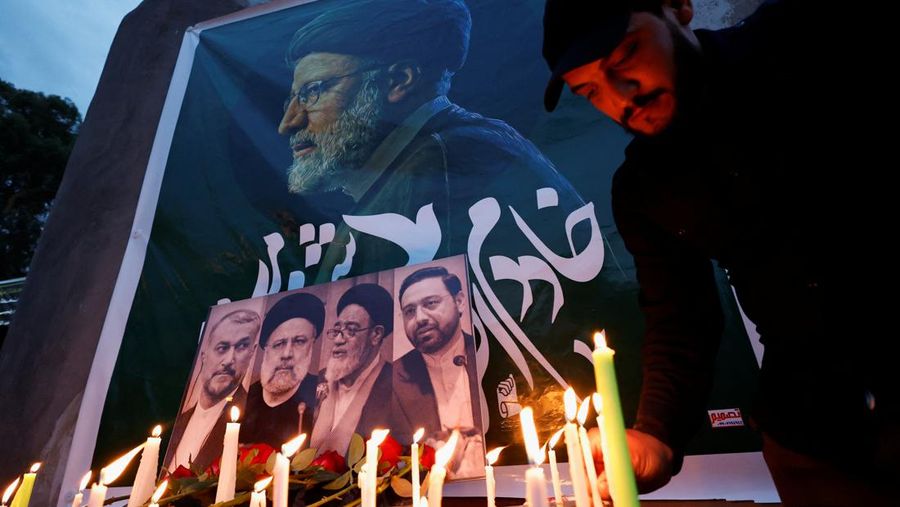 Seorang pria menyalakan lilin untuk menyampaikan belasungkawa atas kematian Presiden Iran Ebrahim Raisi dan lainnya, di luar kedutaan Iran, di Bagdad, Irak 20 Mei 2024. Seorang pria menyalakan lilin untuk menyampaikan belasungkawa atas kematian Presiden Iran Ebrahim Raisi dan lainnya, di luar kedutaan Iran, di Bagdad, Irak 20 Mei 2024. (REUTERS/Thaier Al-Sudani)