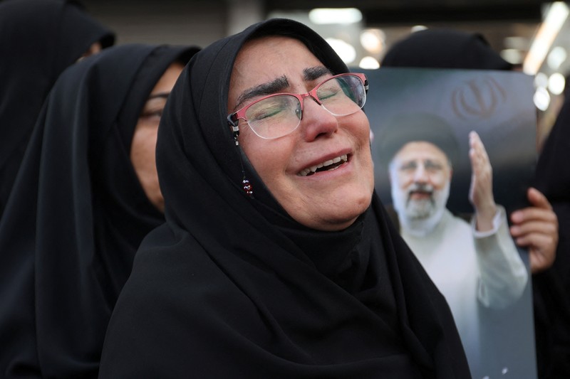Orang-orang berkumpul untuk berduka atas meninggalnya mendiang Presiden Iran Ebrahim Raisi, di Teheran, Iran 20 Mei 2024. Orang-orang berkumpul untuk berduka atas meninggalnya mendiang Presiden Iran Ebrahim Raisi, di Teheran, Iran 20 Mei 2024. (Majid Asgaripour/WANA (West Asia News Agency) via REUTERS)