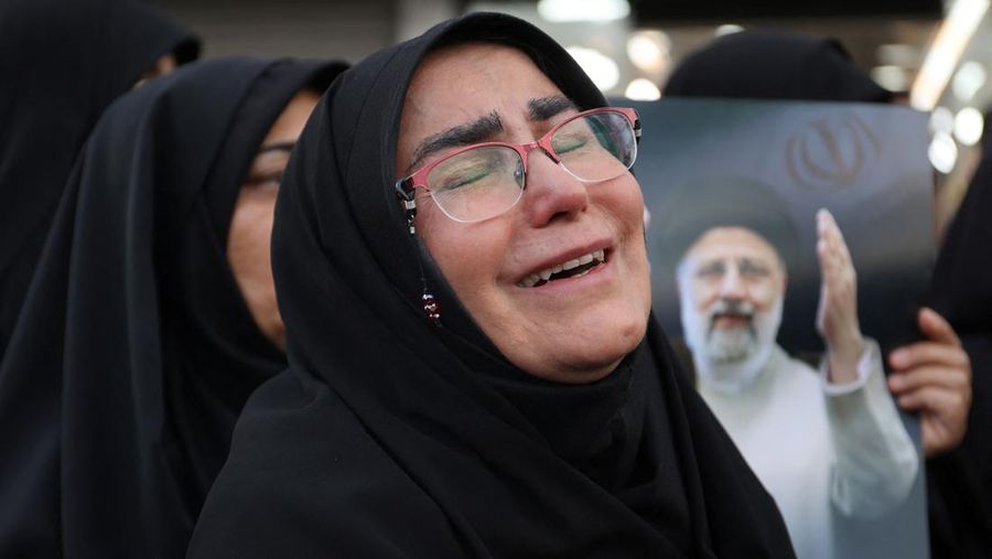 Orang-orang berkumpul untuk berduka atas meninggalnya mendiang Presiden Iran Ebrahim Raisi, di Teheran, Iran 20 Mei 2024. (Majid Asgaripour/WANA (West Asia News Agency) via REUTERS)