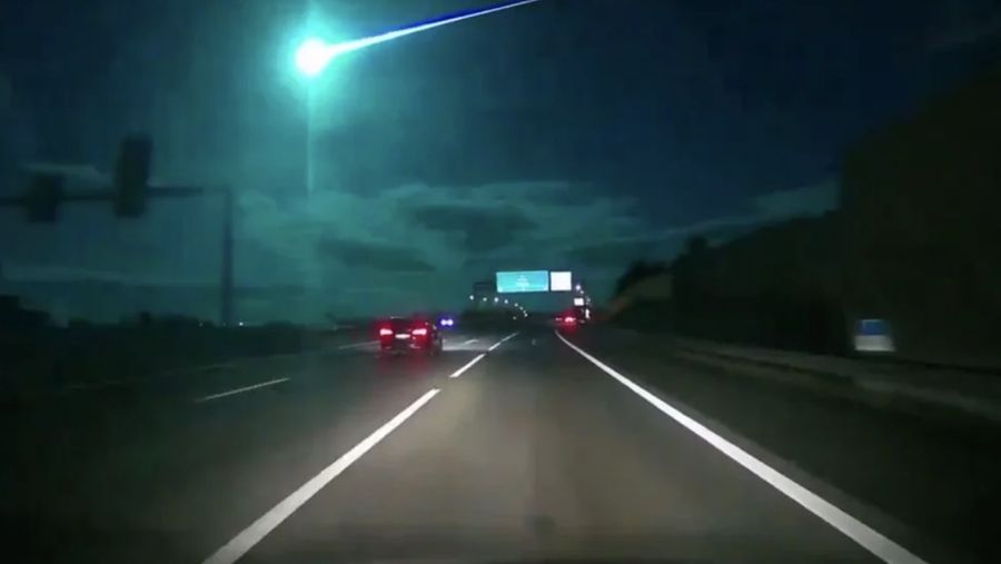 Tangkapan layar dari video di X yang menunjukkan benda yang diduga meteor melintasi langit Portugal dan Spanyol. (Tangkapan layar X)