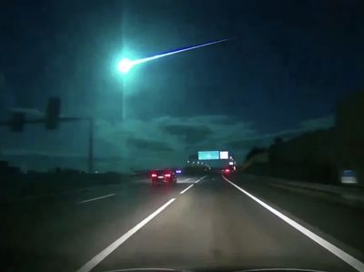 Meteor Besar Benar Jatuh, Warga Panik Berhamburan Keluar Rumah