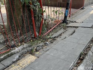 Warga Keluhkan Kondisi Trotoar Teras Cikapundung Bandung