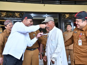 Bupati Sumenep Rayakan Ultah dengan Makan Bareng Puluhan Tukang Becak
