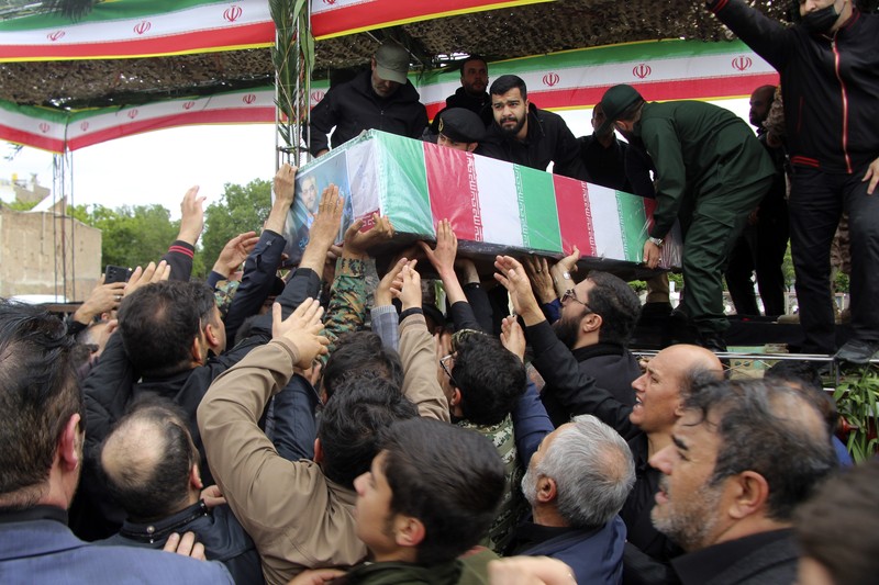 Warga Iran memberikan penghormatan terakhir saat jenazah mendiang Presiden Ebrahim Raisi diarak di jalana Tabr. (via REUTERS/Iran's Presidency/WANA) Warga Iran memberikan penghormatan terakhir saat jenazah mendiang Presiden Ebrahim Raisi diarak di jalana Tabr. (via REUTERS/Iran's Presidency/WANA)