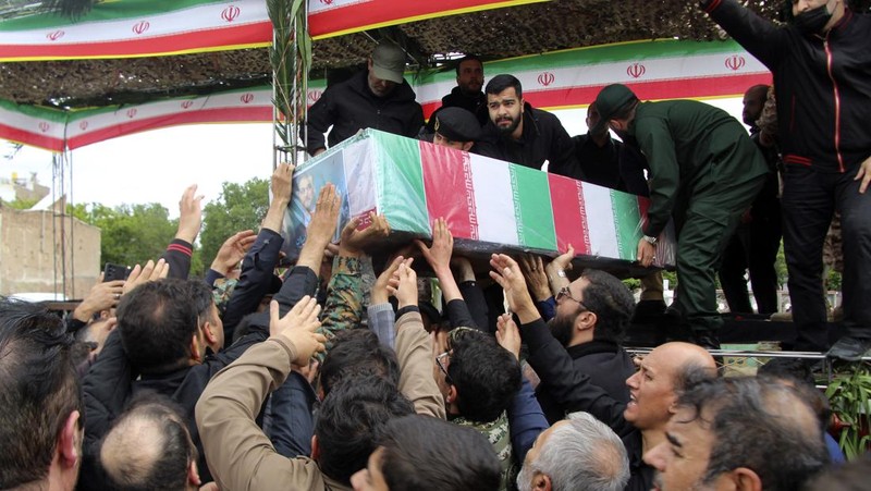 Warga Iran memberikan penghormatan terakhir saat jenazah mendiang Presiden Ebrahim Raisi diarak di jalana Tabr. (via REUTERS/Iran's Presidency/WANA)
