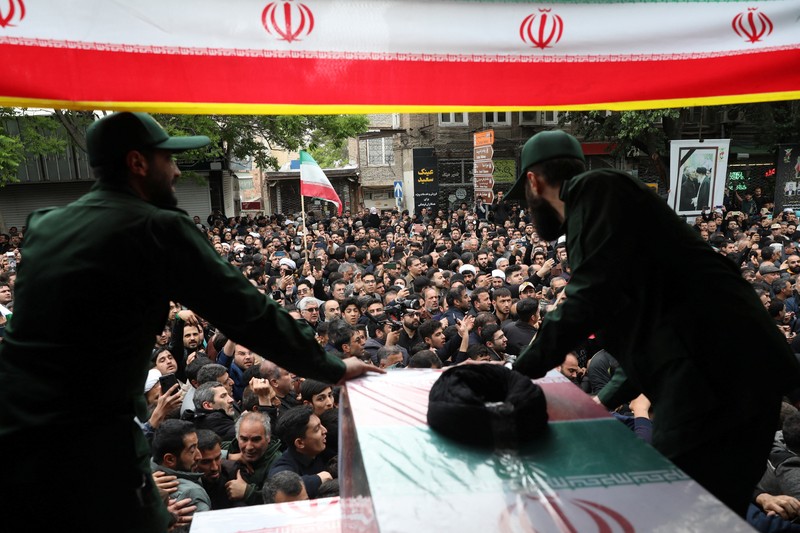 Warga Iran memberikan penghormatan terakhir saat jenazah mendiang Presiden Ebrahim Raisi diarak di jalana Tabr. (via REUTERS/Iran's Presidency/WANA) Warga Iran memberikan penghormatan terakhir saat jenazah mendiang Presiden Ebrahim Raisi diarak di jalana Tabr. (via REUTERS/Iran's Presidency/WANA)