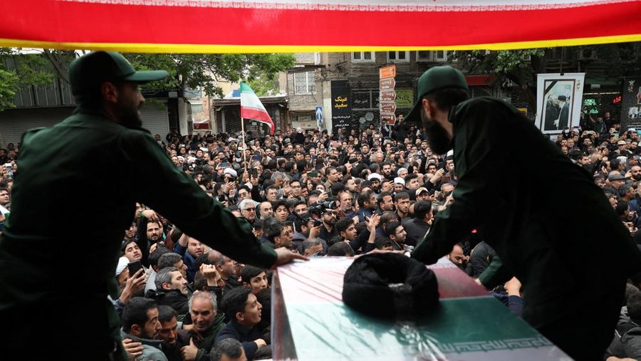 Warga Iran memberikan penghormatan terakhir saat jenazah mendiang Presiden Ebrahim Raisi diarak di jalana Tabr. (via REUTERS/Iran's Presidency/WANA)