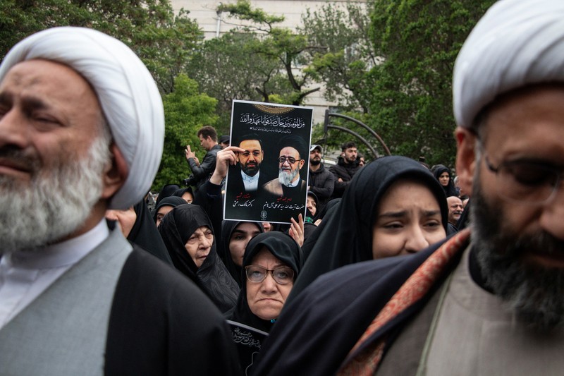 Warga Iran memberikan penghormatan terakhir saat jenazah mendiang Presiden Ebrahim Raisi diarak di jalana Tabr. (via REUTERS/Iran's Presidency/WANA) Warga Iran memberikan penghormatan terakhir saat jenazah mendiang Presiden Ebrahim Raisi diarak di jalana Tabr. (via REUTERS/Iran's Presidency/WANA)