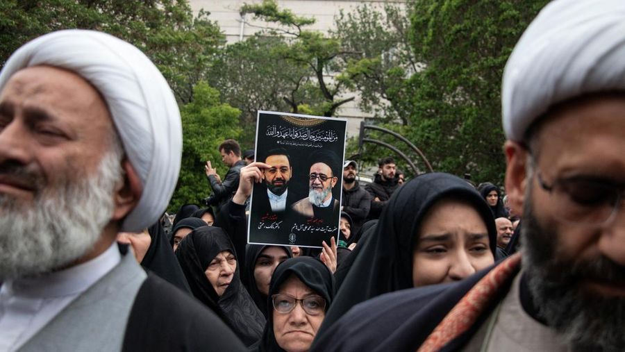Warga Iran memberikan penghormatan terakhir saat jenazah mendiang Presiden Ebrahim Raisi diarak di jalana Tabr. (via REUTERS/Iran's Presidency/WANA)