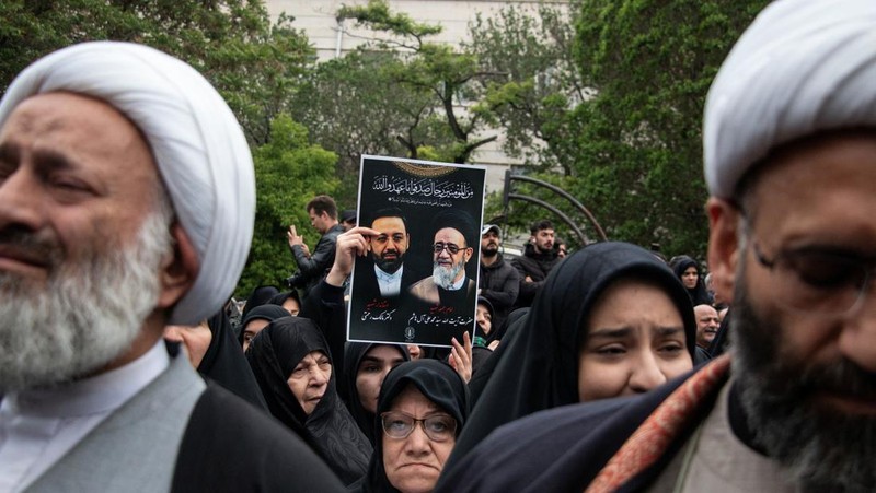 Warga Iran memberikan penghormatan terakhir saat jenazah mendiang Presiden Ebrahim Raisi diarak di jalana Tabr. (via REUTERS/Iran's Presidency/WANA)