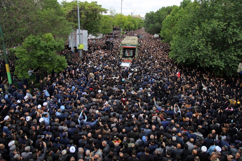 Warga Iran memberikan penghormatan terakhir saat jenazah mendiang Presiden Ebrahim Raisi diarak di jalana Tabr. (via REUTERS/Iran's Presidency/WANA) Warga Iran memberikan penghormatan terakhir saat jenazah mendiang Presiden Ebrahim Raisi diarak di jalana Tabr. (via REUTERS/Iran's Presidency/WANA)