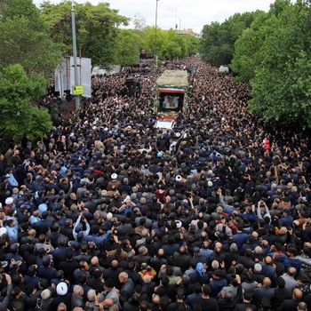 Menyemut, Lautan Manusia Beri Penghormatan ke Peti Presiden Iran Raisi