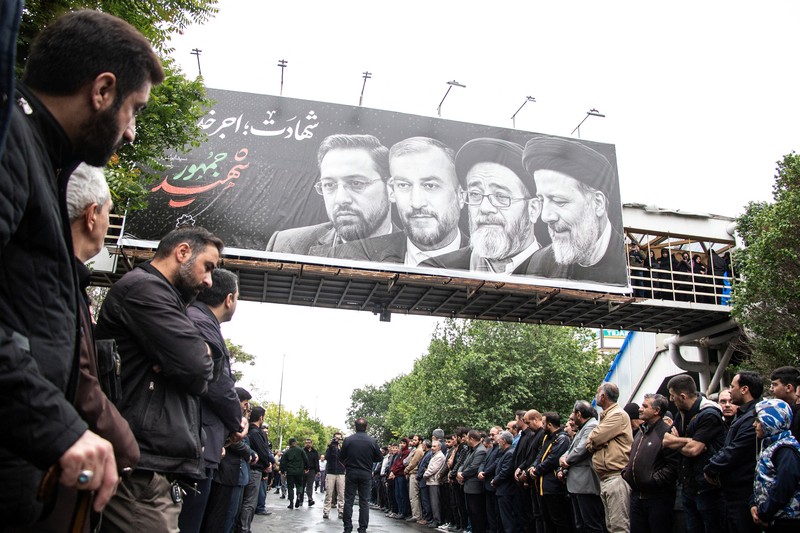 Warga Iran memberikan penghormatan terakhir saat jenazah mendiang Presiden Ebrahim Raisi diarak di jalana Tabr. (via REUTERS/Iran's Presidency/WANA) Warga Iran memberikan penghormatan terakhir saat jenazah mendiang Presiden Ebrahim Raisi diarak di jalana Tabr. (via REUTERS/Iran's Presidency/WANA)