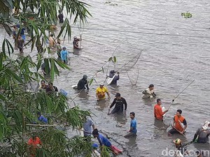 Keseruan Pladu, Warga Blitar Cari Ikan Mabuk Saat Flushing 2 Waduk