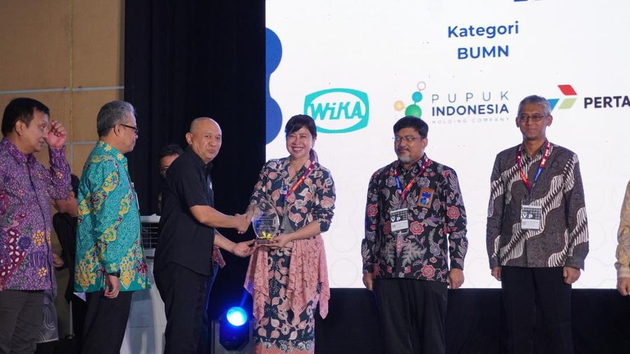 Menteri Koperasi dan UKM, Teten Masduki (ketiga dari kiri) menyerahkan penghargaan kepada Senior Vice President of Supply Chain Management (SCM) Division WIKA, Puspita Anggraeni dalam Inabuyer Awards 2024.